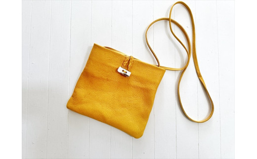 鹿の角ボタンのウォーカーズサコッシュ(イエロー)【&nbsp;神奈川県&nbsp;小田原市&nbsp;】