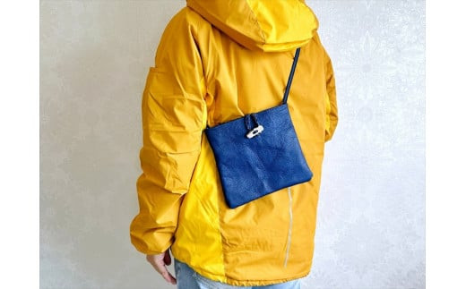 鹿の角ボタンのウォーカーズサコッシュ(ブルー)【&nbsp;神奈川県&nbsp;小田原市&nbsp;】