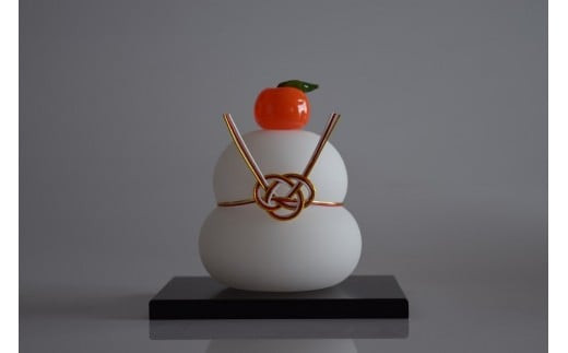 ガラスの鏡餅(黒台付き）サンドブラスト加工＜Mサイズ＞【鏡餅 サンドブラスト加工 ガラス お正月 鏡餅約10m×約8cm 黒台12cm×9cm ハンドメイド 職人手作り 工芸品 伝統工房で作成 老舗ガラス工房 神奈川県 小田原市 】