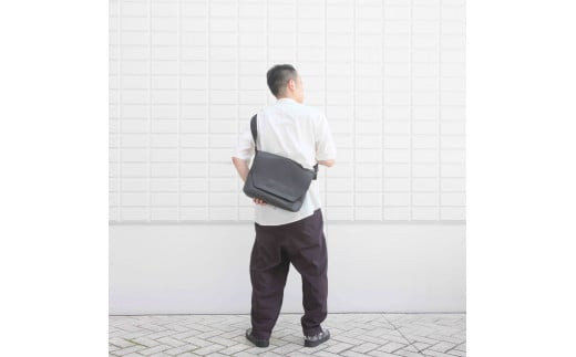 メッセンジャーバッグ&nbsp;C&nbsp;/&nbsp;ブラック&nbsp;E003C