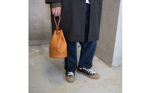 ＼年内発送／巾着ポーチ 栃木レザーWコガシ/淡茶 L012