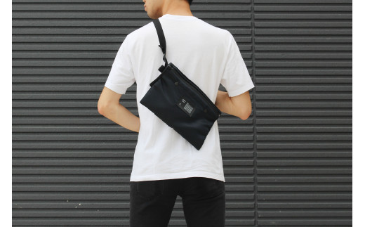 ＼年内発送／サコッシュ  MA-1/ブラック F007