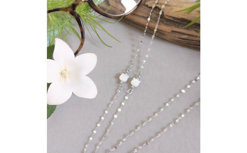 【小さなシェル猫】メガネチェーン　サージカルステンレス　アレルギー対応　白蝶貝　ネコモチーフ　天然石　プレゼント　ギフト　