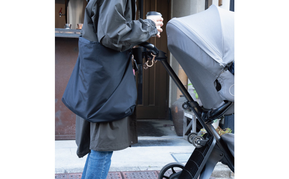 【無駄のないシンプルさ】大判ショルダーバッグ　UKIE　Super&nbsp;water&nbsp;repellent｜人気バッグ&nbsp;おすすめトート［&nbsp;無駄のないシンプル&nbsp;大判ショルダーバッグ&nbsp;UKIE&nbsp;Super&nbsp;water&nbsp;repellent&nbsp;撥水加工&nbsp;軽量&nbsp;バッグ&nbsp;トート&nbsp;人気&nbsp;おすすめ&nbsp;ギフト&nbsp;プレゼント&nbsp;お取り寄せ&nbsp;通販&nbsp;送料無料&nbsp;ふるさと納税&nbsp;］