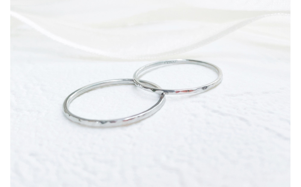 【プラチナ&nbsp;ペアリング】丸つち目&nbsp;極細＆細リング（ハンドメイド）-&nbsp;ギフト包装付き&nbsp;-