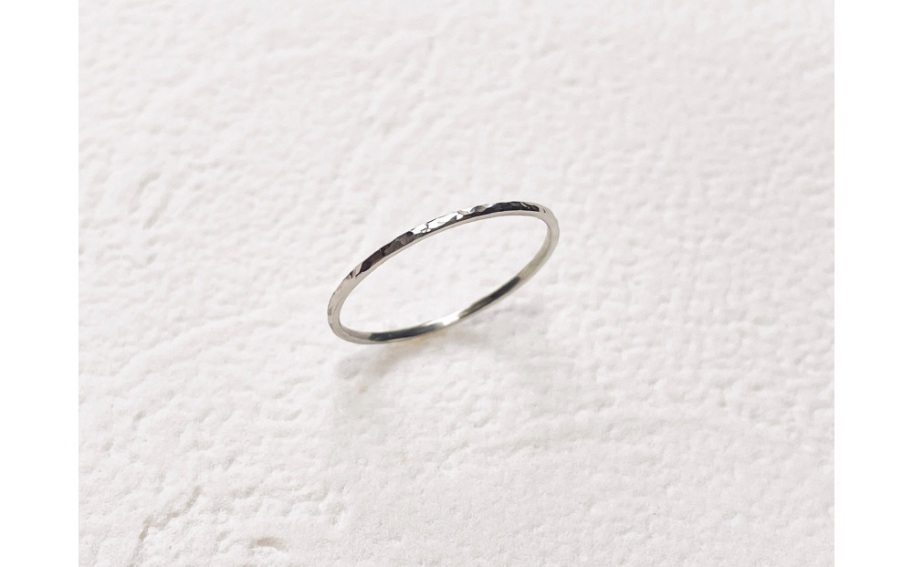 プラチナ&nbsp;丸つち目&nbsp;極細リング（ハンドメイド）【サイズ：2号】