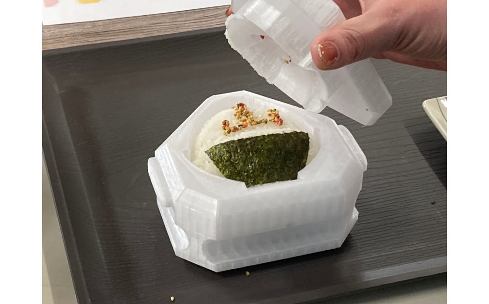自動車の金型を手がける会社が作った【おむすび型】を使って、”飯盛おむすび作り”に挑戦！！