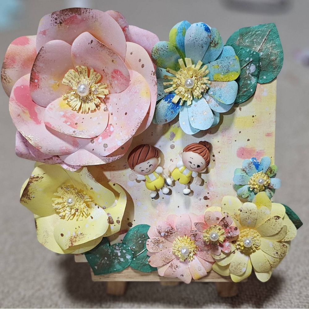 「笑顔の花が咲く場所」世界に一つの似顔粘土の制作、画用紙をローラーで着色した世界に一つのお花で作品を作ります。