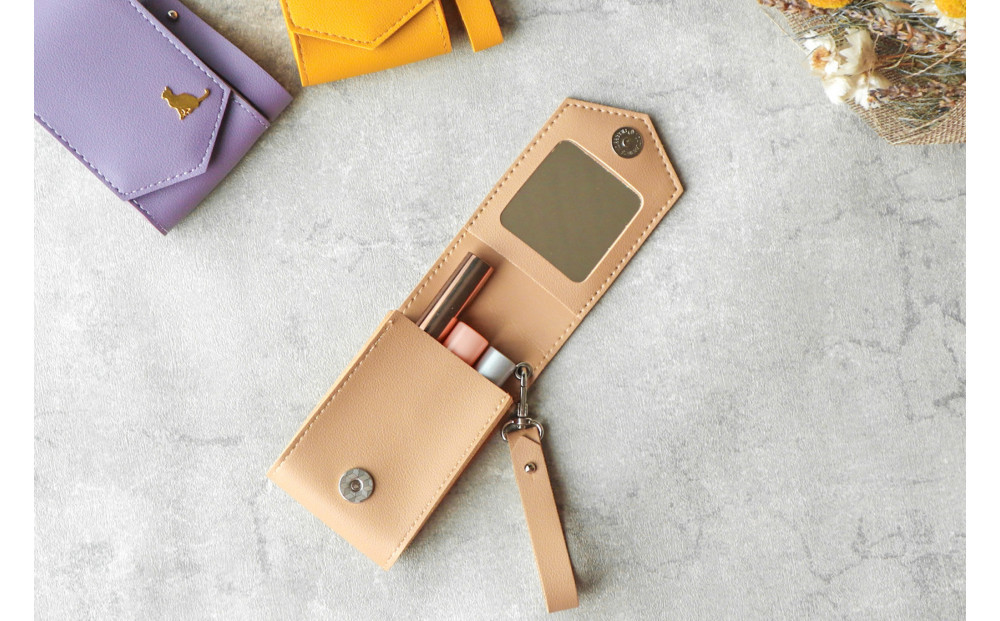 【ベージュ】毎日の“ときめき”を仕込めるリップケース　リップクリームホルダー　キーホルダーストラップ【ミラー付き・3本入る】