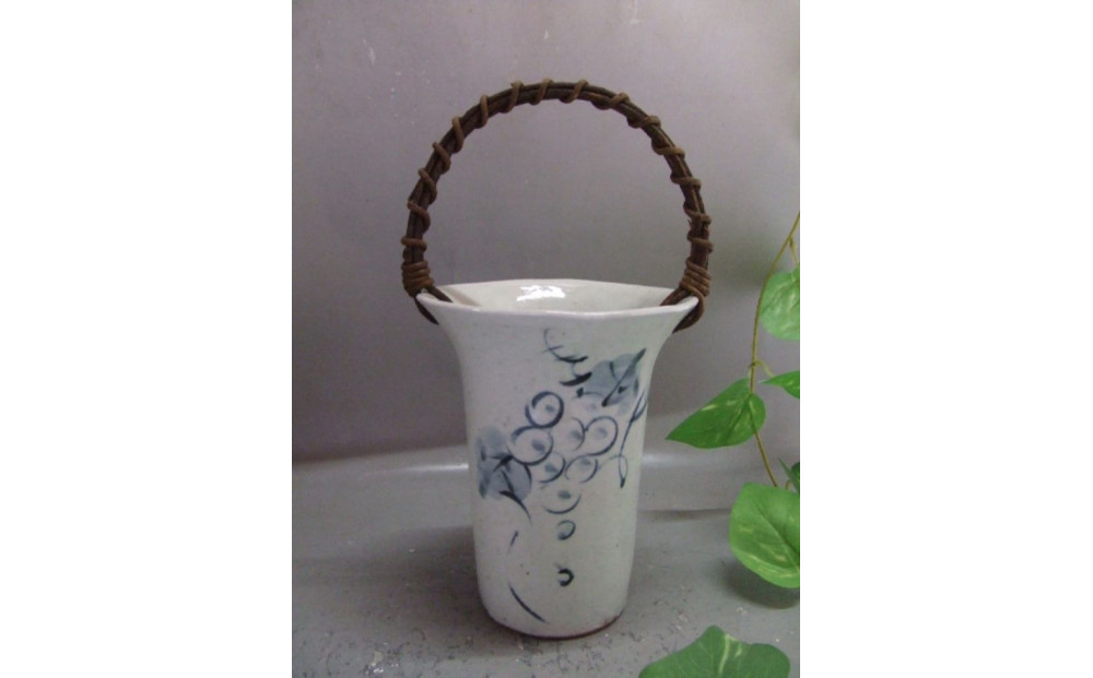【信楽焼】つる付粉引ぶどう絵花入れ・花瓶・花器　nha-043