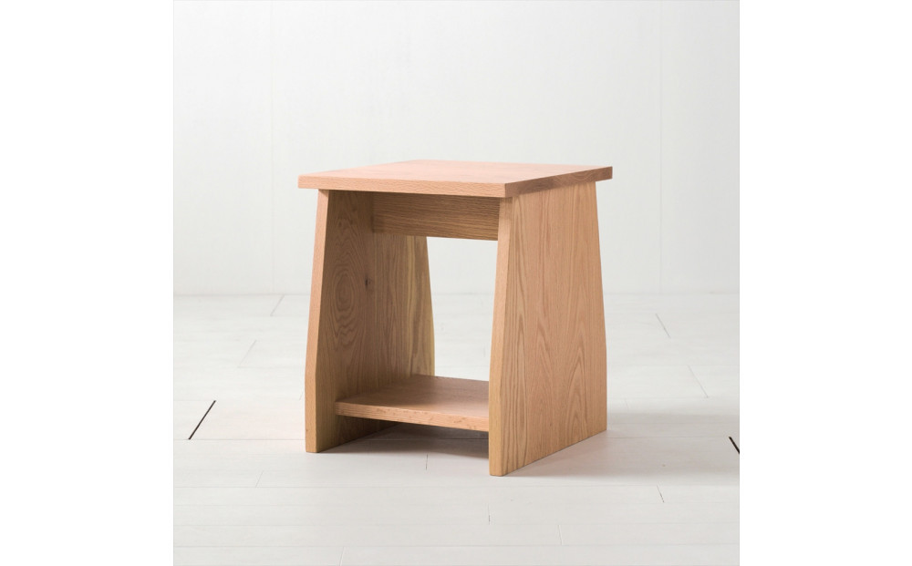 座面の下にモノが置けるシェルフスツール&nbsp;オーク無垢材&nbsp;ベンチの他に花台やステップ、ベッドサイドテーブルとしても使えます