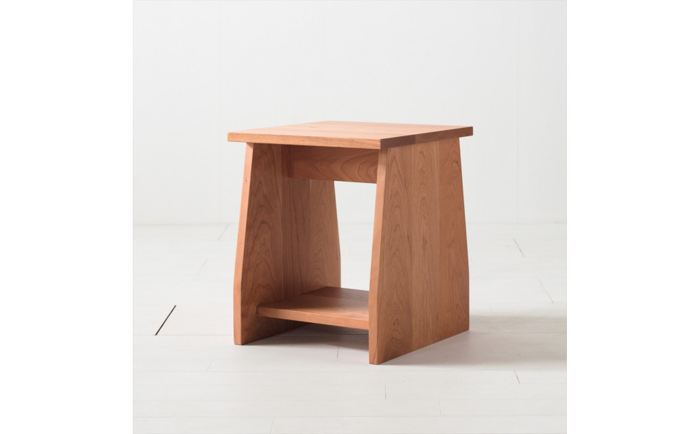 座面の下にモノが置けるシェルフスツール&nbsp;チェリー無垢材&nbsp;ベンチの他に花台やステップ、ベッドサイドテーブルとしても使えます