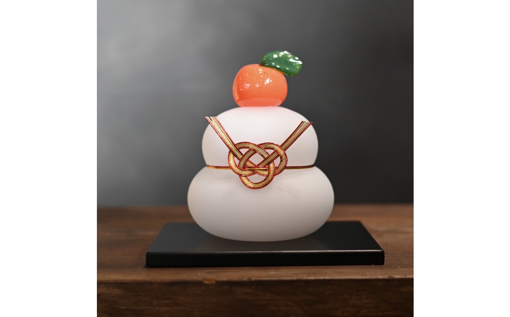 ガラスの鏡餅(黒台付き）サンドブラスト加工＜Lサイズ＞【鏡餅 サンドブラスト加工 ガラス お正月 鏡餅約13cm×約10cm 黒台15cm×12cm ハンドメイド 職人手作り 工芸品 伝統工房で作成 老舗ガラス工房 神奈川県 小田原市 】