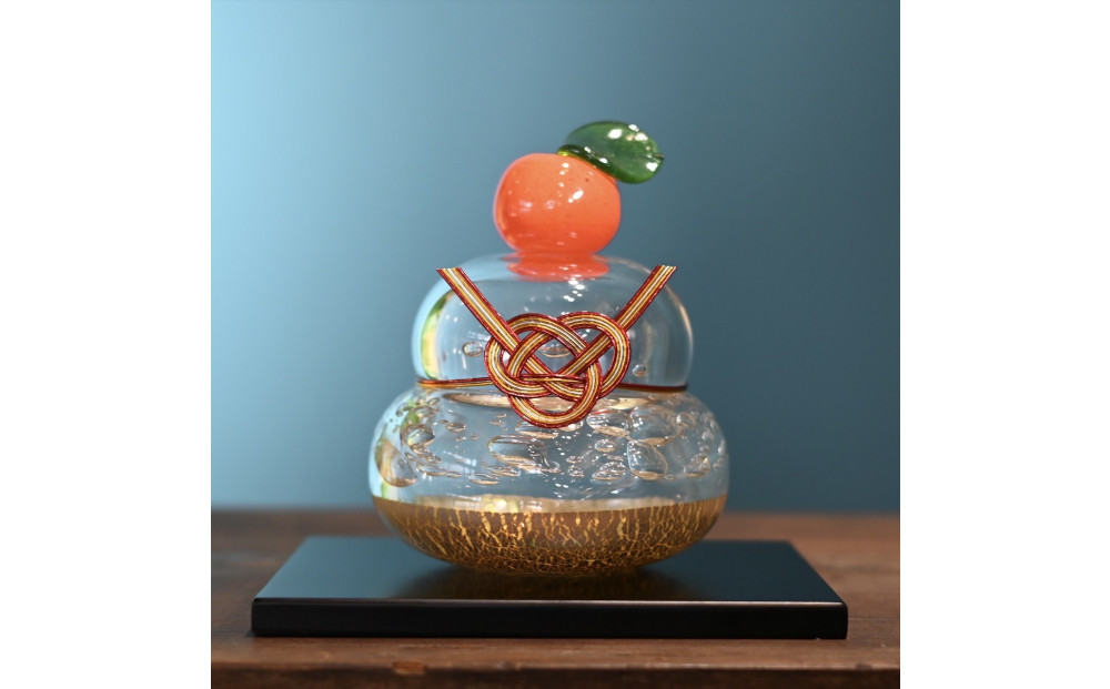 ガラスの鏡餅(黒台付き）銀箔使用＜Lサイズ＞【鏡餅 吹きガラス工房 ガラス お正月 鏡餅約13cm×約10cm 黒台15cm×12cm ハンドメイド 職人手作り 工芸品 伝統工房で作成 老舗ガラス工房 神奈川県 小田原市 】