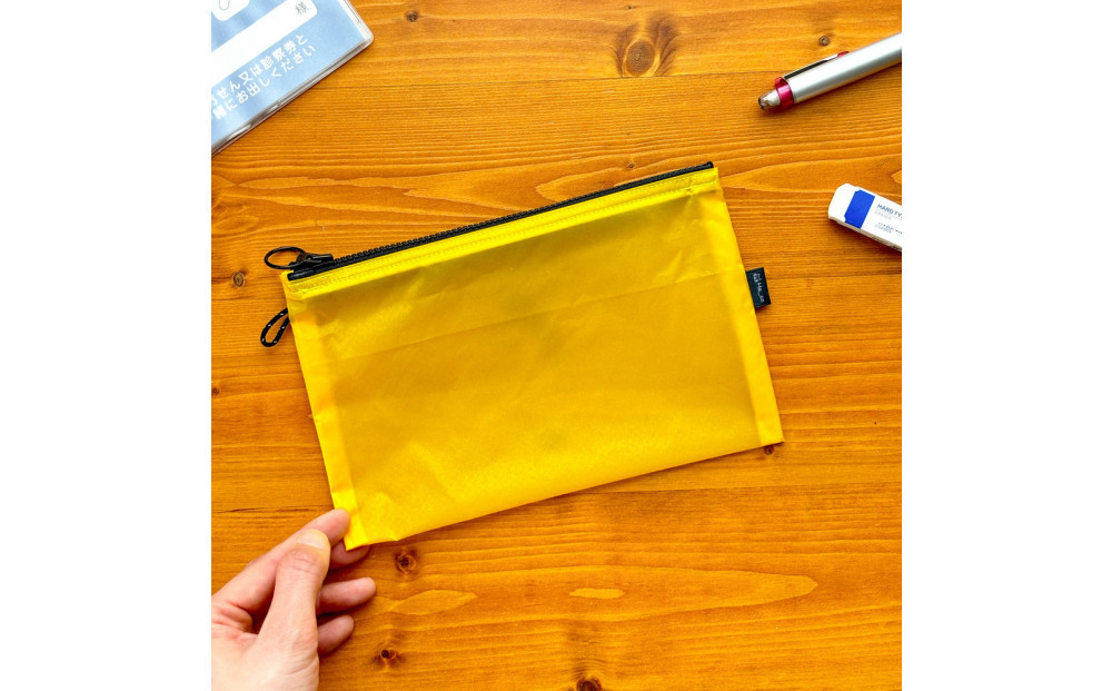 【黄色】A6が入るとっても軽いナイロンフラットポーチ（マチなし）旅行用や化粧品にも