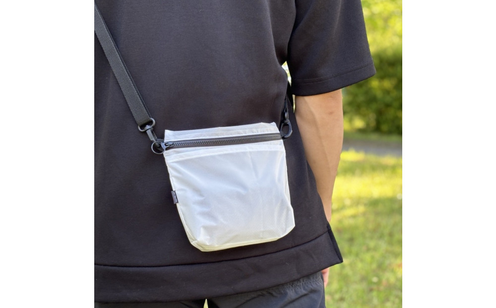 【白】雨の日にも！ポケット付き軽量ナイロンショルダーバッグ　サコッシュ　撥水ポシェット