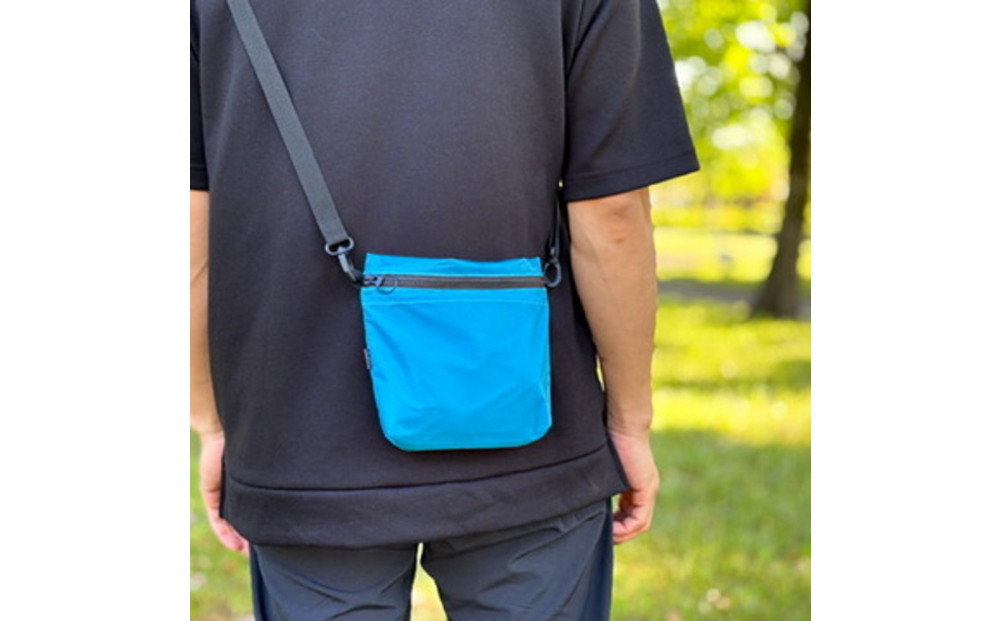 【水色】雨の日にも！ポケット付き軽量ナイロンショルダーバッグ　サコッシュ　撥水ポシェット