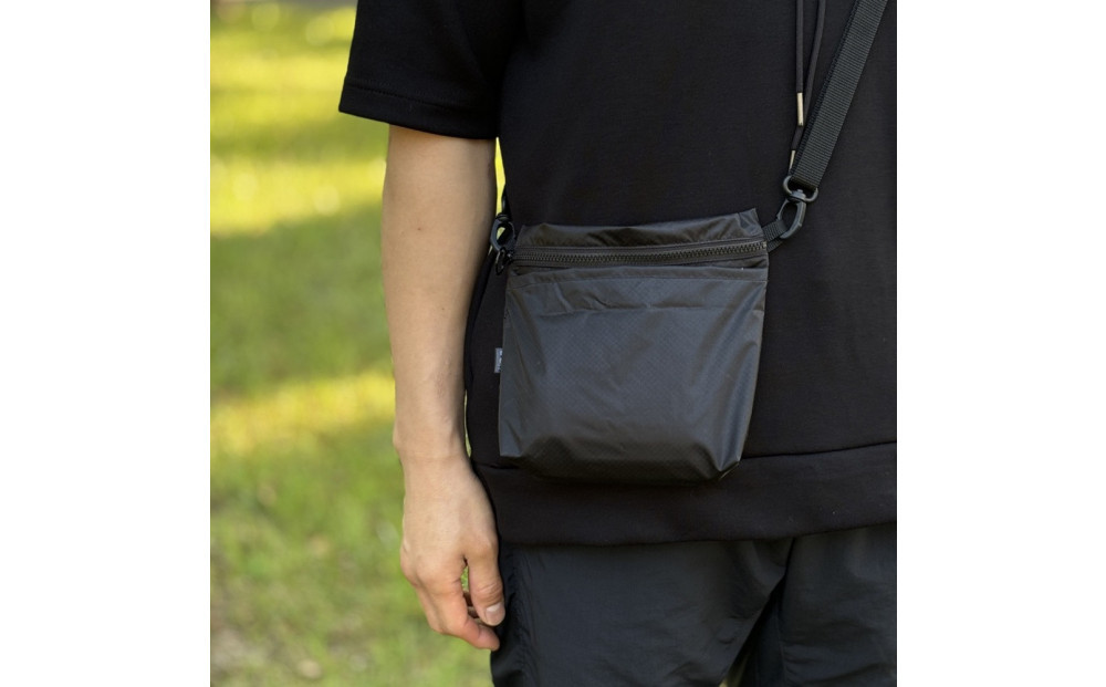 【黒】雨の日にも！ポケット付き軽量ナイロンショルダーバッグ　サコッシュ　撥水ポシェット