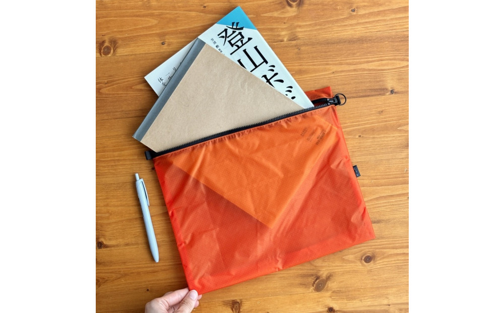 【オレンジ】B5が入る軽いナイロンフラットポーチ　旅行用　着替え　大容量　横長　バッグインポーチ