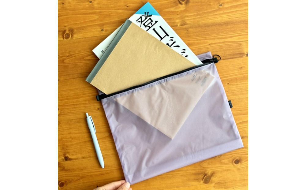 【ラベンダー】B5が入る軽いナイロンフラットポーチ　旅行用　着替え　大容量　横長　バッグインポーチ