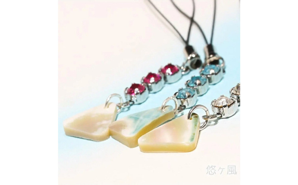 【クリア（白）】悠ヶ風の夜光貝＜3連ラインストーンストラップ＞