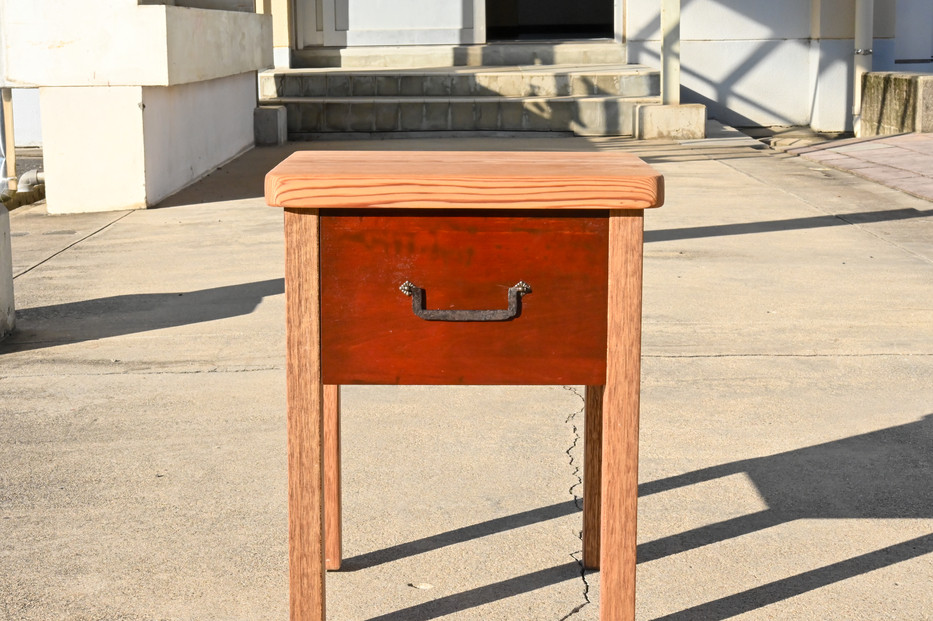 高校生の学びを応援！空き家再生アップサイクル椅子「空き家の廃材を使った小物が入る引き出しチェア」倉吉西高校×三朝町