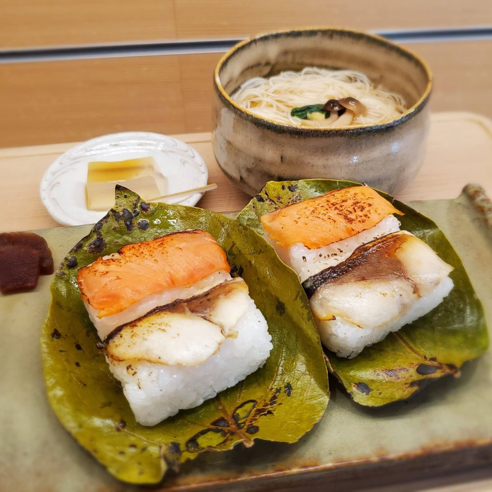 【Cafe&nbsp;＆&nbsp;Bar&nbsp;まほら】炙り柿の葉寿司セットと柿ジェラート(1名様ご利用分)