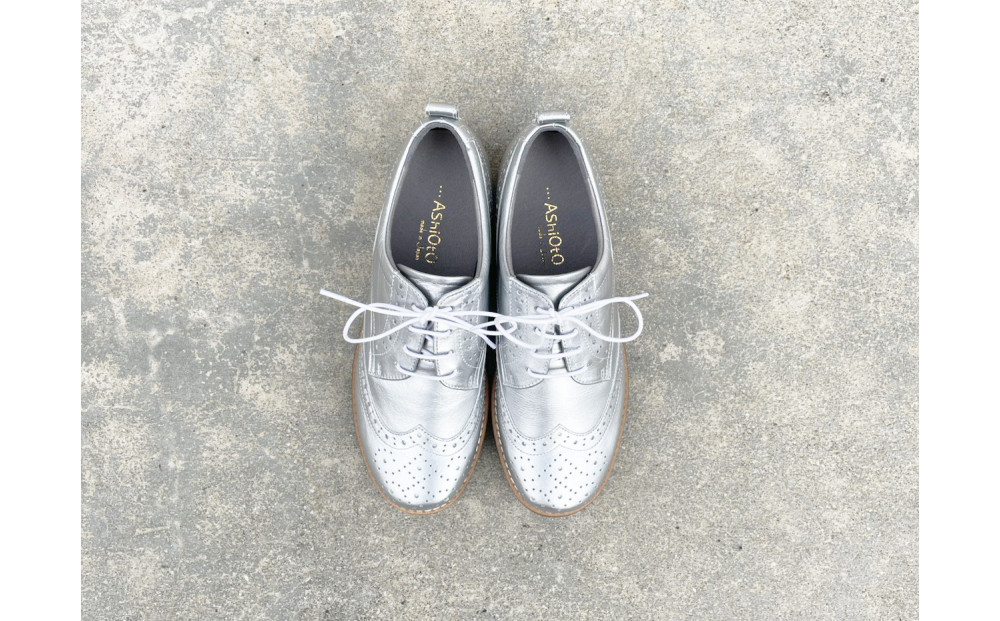 軽量メダリオンシューズ　【シルバー&nbsp;/&nbsp;サイズ　22.5センチ】