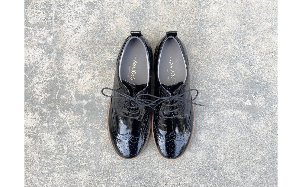 軽量メダリオンシューズ　【ブラックエナメル&nbsp;/&nbsp;サイズ　22.0センチ】