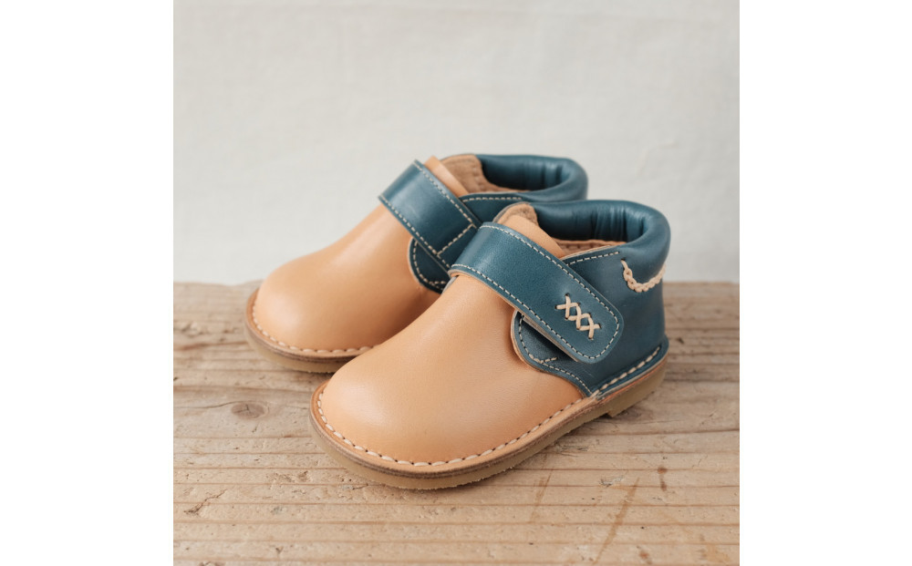 柔らかく履かせやすい本革製ベビーシューズ　ブルー