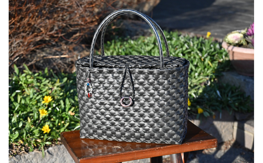 三朝町のラーメン屋「大八」のPPバンド手作りかごバッグ（フタ・手作りストラップ付）ブラック