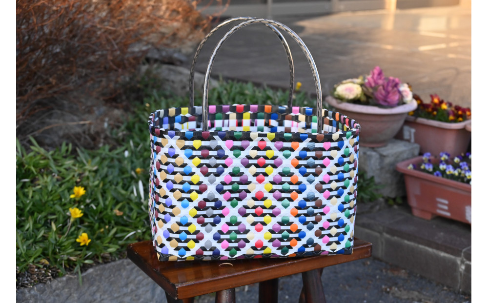 三朝町のラーメン屋「大八」のPPバンド手作りかごバッグ（カラフル）