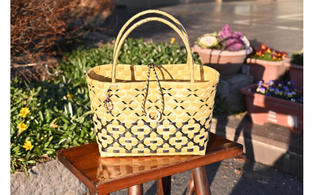 三朝町のラーメン屋「大八」のPPバンド手作りかごバック（手作りストラップ付）ベージュ