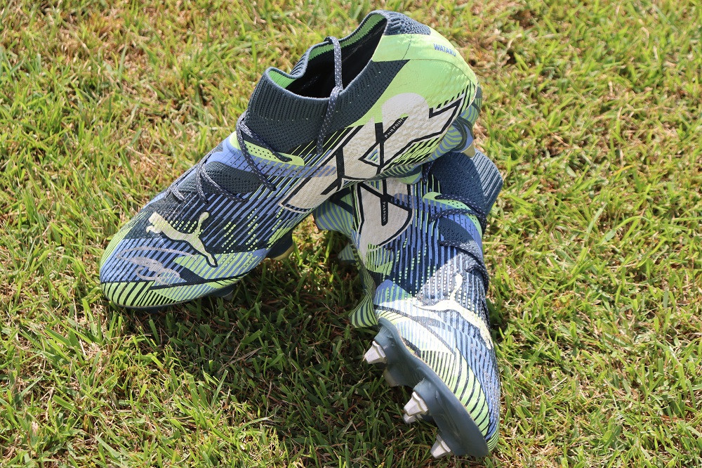 プロサッカー選手　遠藤航選手サイン入りスパイク（デザイン１）