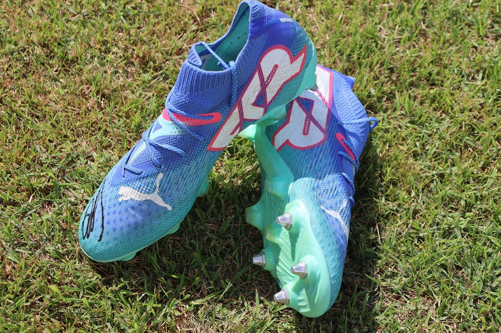 プロサッカー選手　遠藤航選手サイン入りスパイク（デザイン２）