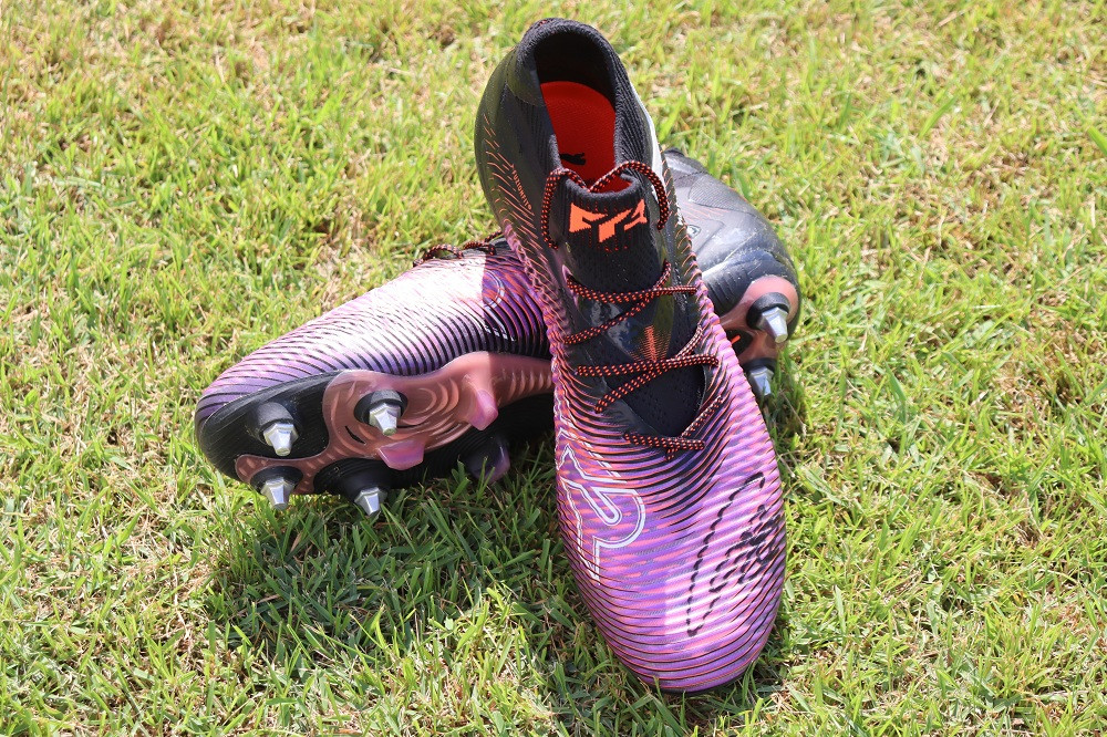 プロサッカー選手　遠藤航選手サイン入りスパイク（デザイン３）