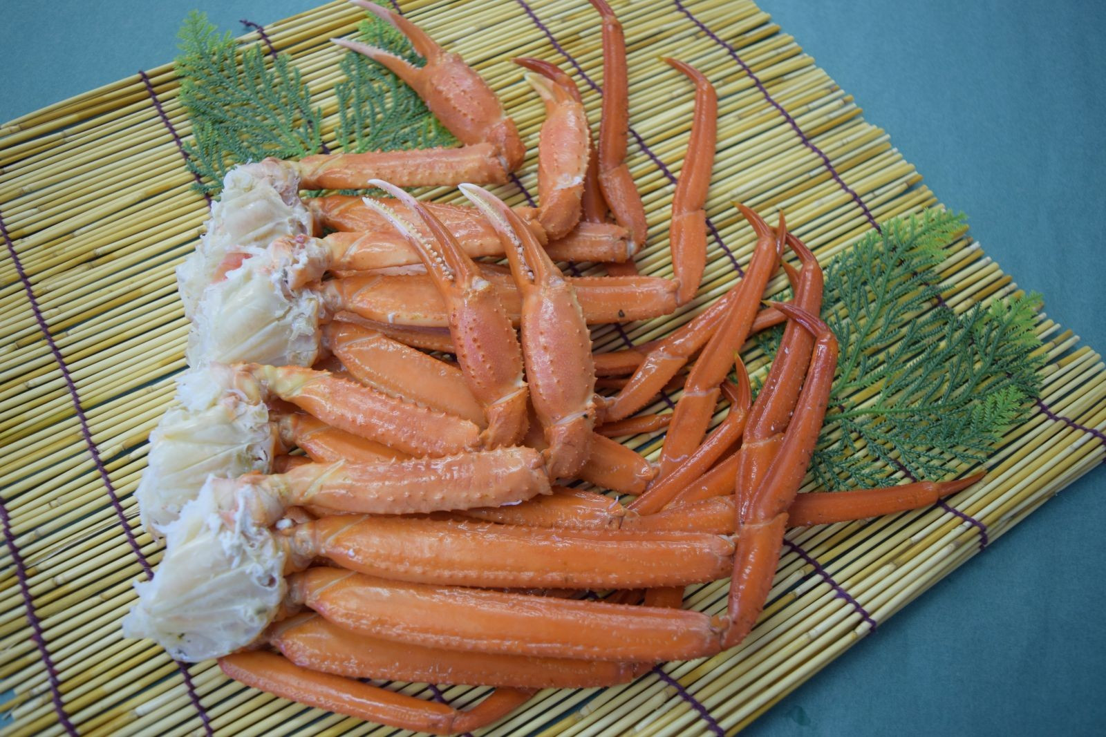 ＜土日祝着＞＜5月中旬～9月中旬発送不可＞茹で紅ずわいがに肩足(約1kg・5～9肩)