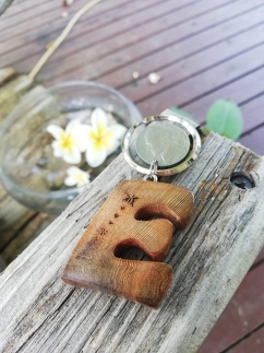 屋久杉Initialイニシャルキーホルダー　”E”