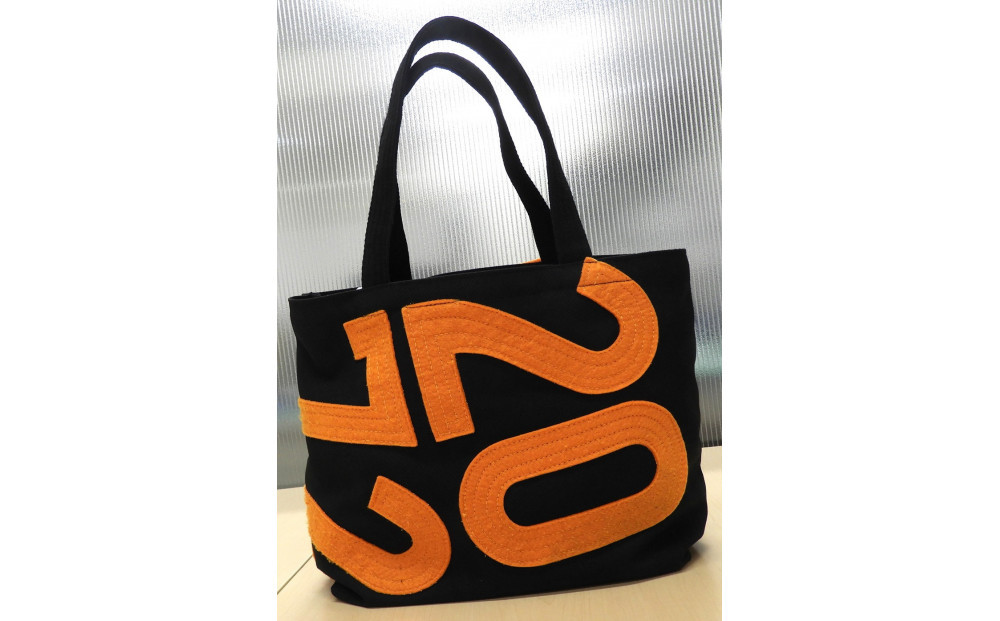 【競走馬調教用ゼッケン使用：ゼッケンバッグ】　舟形トート【2-黒色ゼッケン×橙文字】