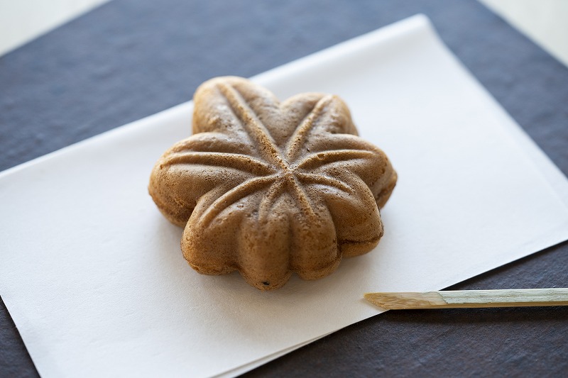 【送料無料】　お菓子（クッキー・おかき等）もみじ饅頭　お土産品の詰め合わせ★ ちいかわパッケージ生もみじ詰合せ｜商品情報｜広島菓子処 にしき堂
