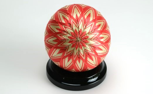 【加賀花てまり】（ぼたん）花てまり・大［黒塗台］&nbsp;&nbsp;石川&nbsp;金沢&nbsp;加賀百万石&nbsp;加賀&nbsp;百万石&nbsp;北陸&nbsp;北陸復興&nbsp;北陸支援