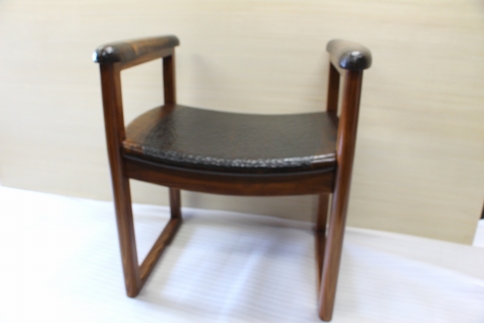 漆塗り触れ合い椅子(背なし）