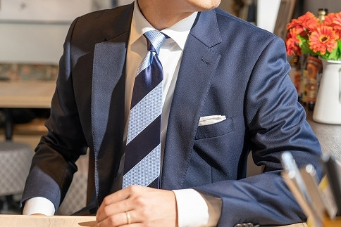 &nbsp;【受注生産】匠の技術で織り上げるシルク１００％の２段ストライプネクタイ（ネイビー×サックス）|&nbsp;ネクタイ&nbsp;シルク&nbsp;ストライプ&nbsp;高級&nbsp;ビジネス&nbsp;フォーマル&nbsp;贈答用&nbsp;送料無料&nbsp;東京&nbsp;八王子