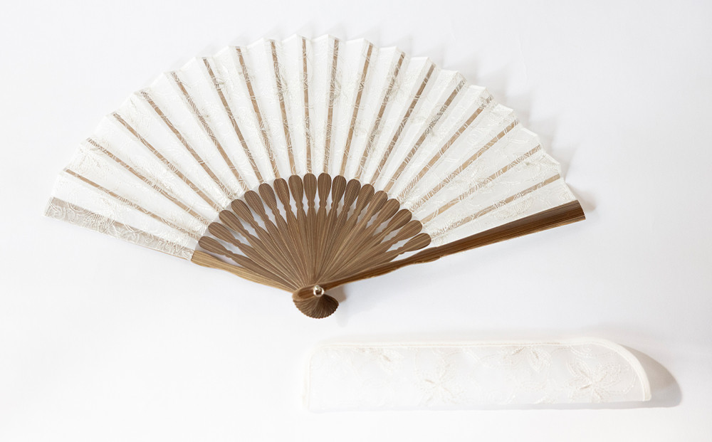 【伊と幸】《白生地の老舗が贈る》透扇子（洋花唐草・銀）