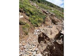 令和５年7月豪雨による伊吹山登山道の崩落