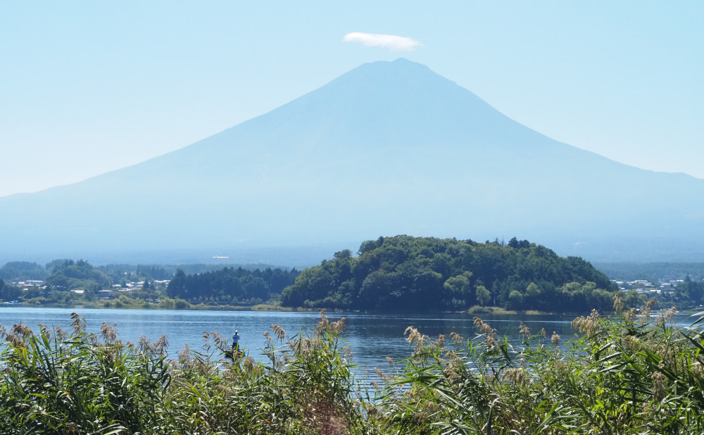 富士五湖に浮かぶ唯一の島「うの島」と祭り