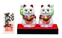 九谷焼　2.2号ペア招き猫　白盛（台・敷物・立札付）&nbsp;a05