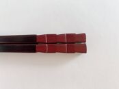 鎌倉彫　箸「市松」　朱　21.5cm&nbsp;|&nbsp;雑貨&nbsp;箸&nbsp;伝統工芸&nbsp;鎌倉彫工房&nbsp;人気&nbsp;おすすめ&nbsp;木製&nbsp;漆塗り&nbsp;食卓&nbsp;贈り物&nbsp;ギフト&nbsp;職人技&nbsp;送料無料&nbsp;神奈川&nbsp;鎌倉【ポイント交換専用】