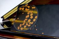 【真和楽器】京都伝統工芸による彩輝光蒔絵ピアノ「春幻」モデル