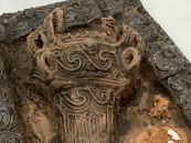 縄文発掘レリーフ（火焔型土器）